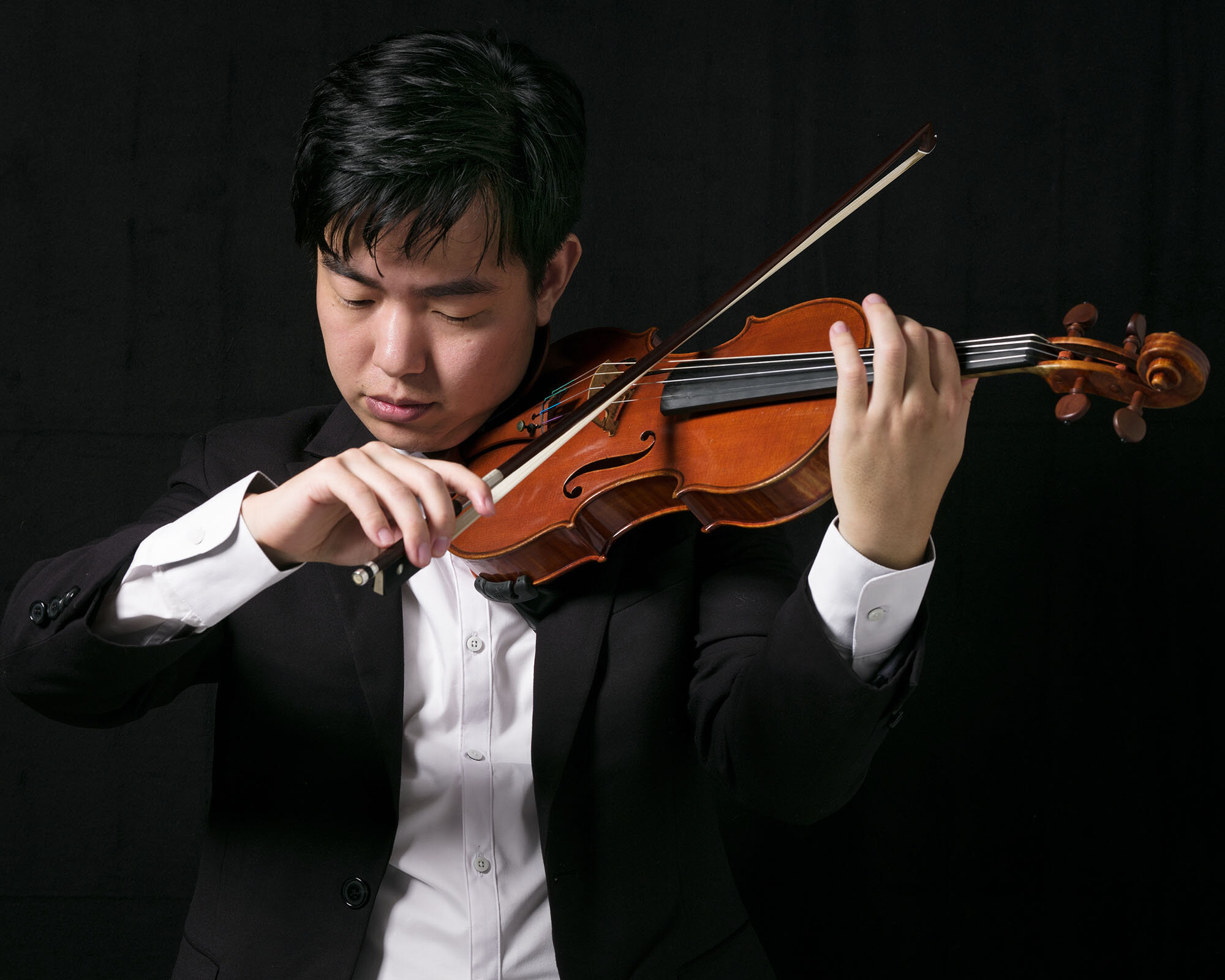 Brian Bak performing on violin